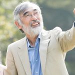 腕を組む老夫婦