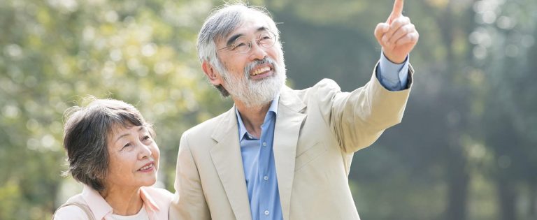 腕を組む老夫婦