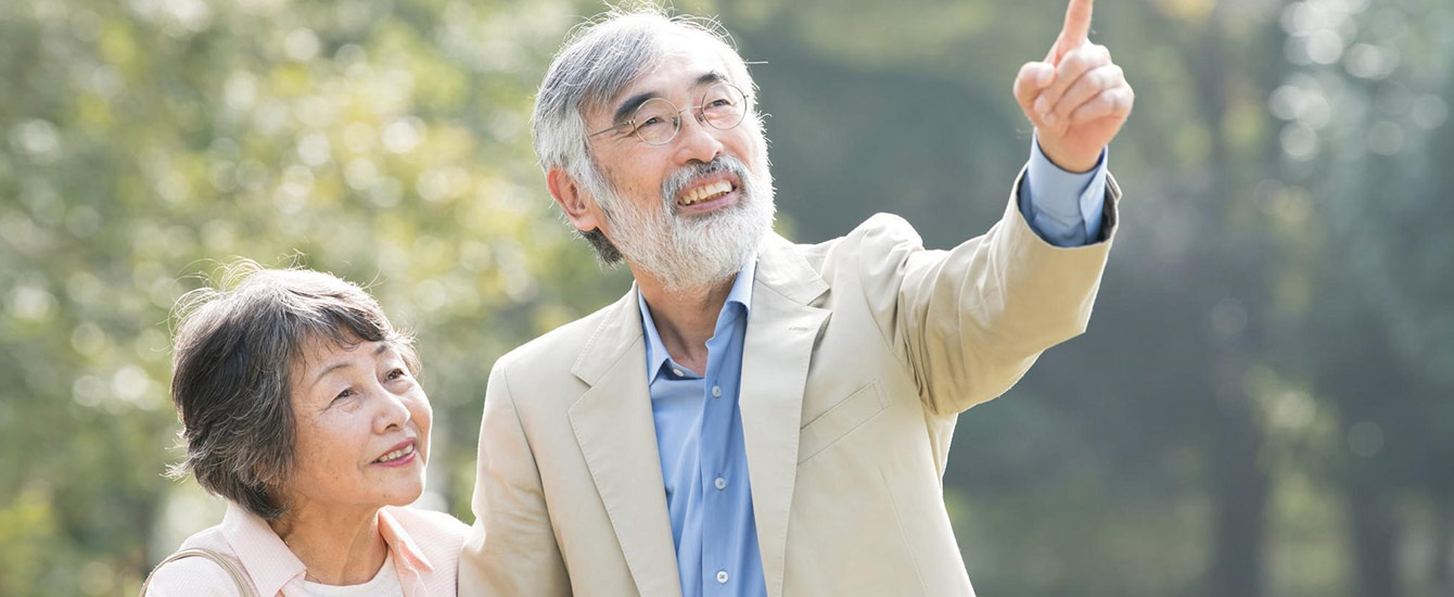 腕を組む老夫婦