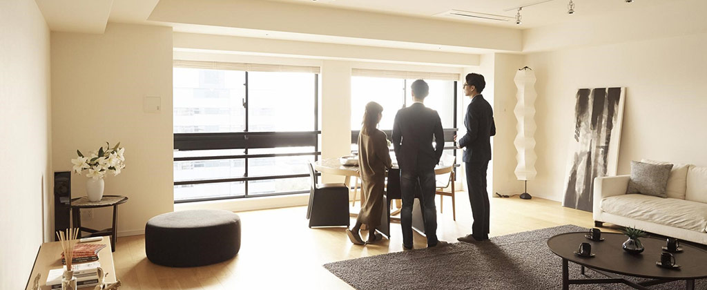 物件を見る男性と女性