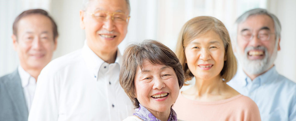 微笑む老人女性と老人男性