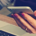 スマホを持っている女性