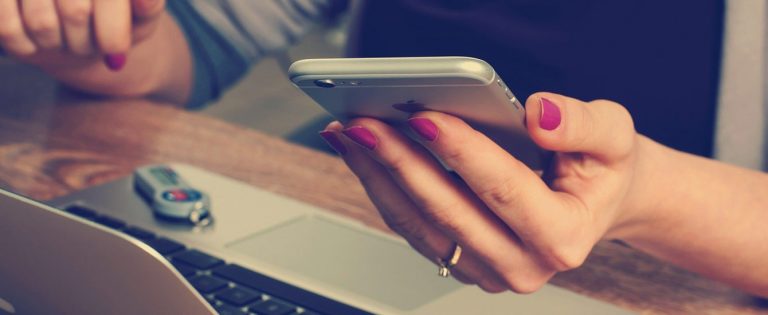 スマホを持っている女性