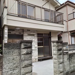 Photo : Building Appearance - 入居募集☆全室鍵付き,クローゼット,壁掛け液晶TV,冷蔵庫,エアコン,ベッド,デスク,有線・無線LAN,U-NEXT視聴,火災警報器,照明,カーテン完備