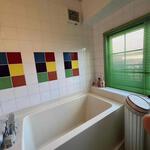 Photo : Bath - ２階の８畳ほどの洋室になります。リビングには薪ストーブなど家の中は外国の様です。