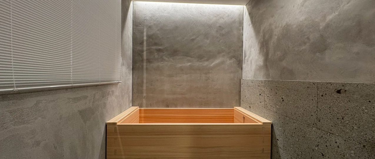 22:00　ホテル自慢の檜風呂でリフレッシュ