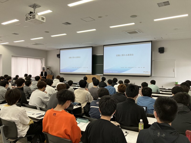 電子情報工学科1年生、3年生を対象とした技術者講演会が開催されました。