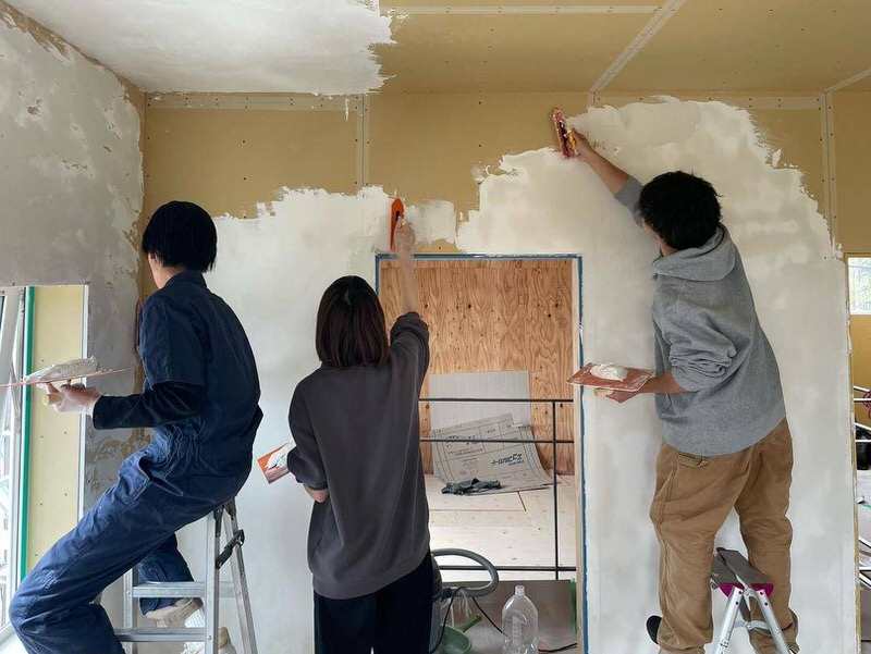 建築学科学生が漆喰塗りを体験してきました！