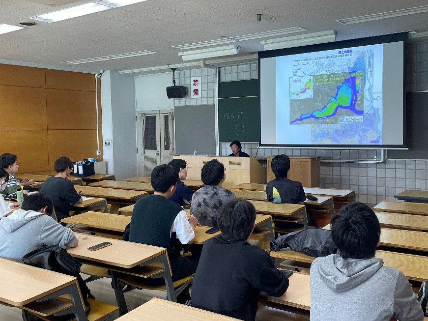 清水特任教授が河川工学（3年生開講）で最先端の河川の数値シミュレーションに関する特別講義を実施