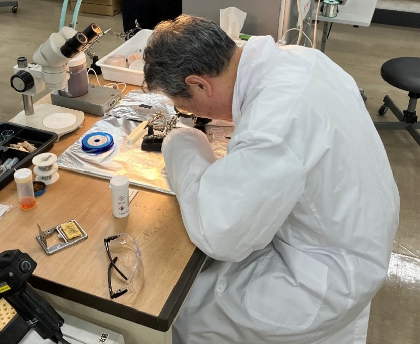 森下学長が工学部の「半導体製造ミニ実習」を視察・体験　 〜北海道の半導体人材育成に向けた実践的教育〜