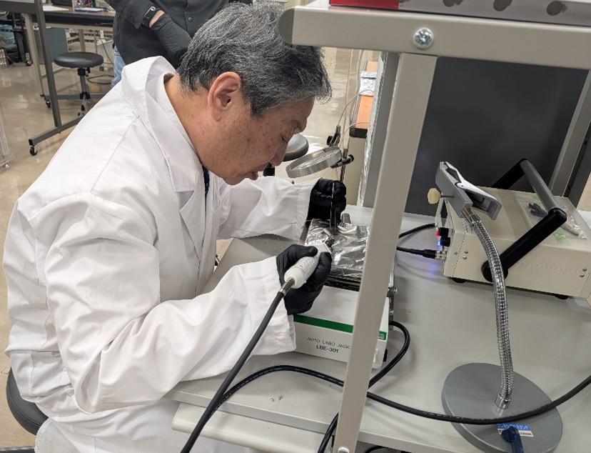 森下学長が工学部の「半導体製造ミニ実習」を視察・体験 〜北海道の半導体人材育成に向けた実践的教育〜