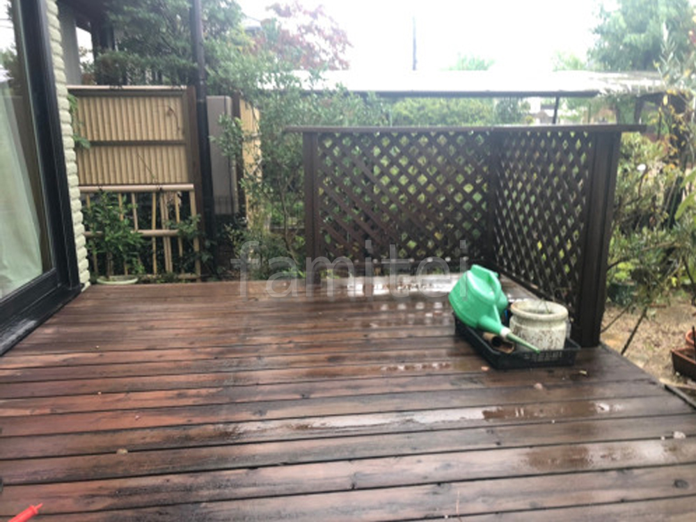 濡れたウッドデッキ