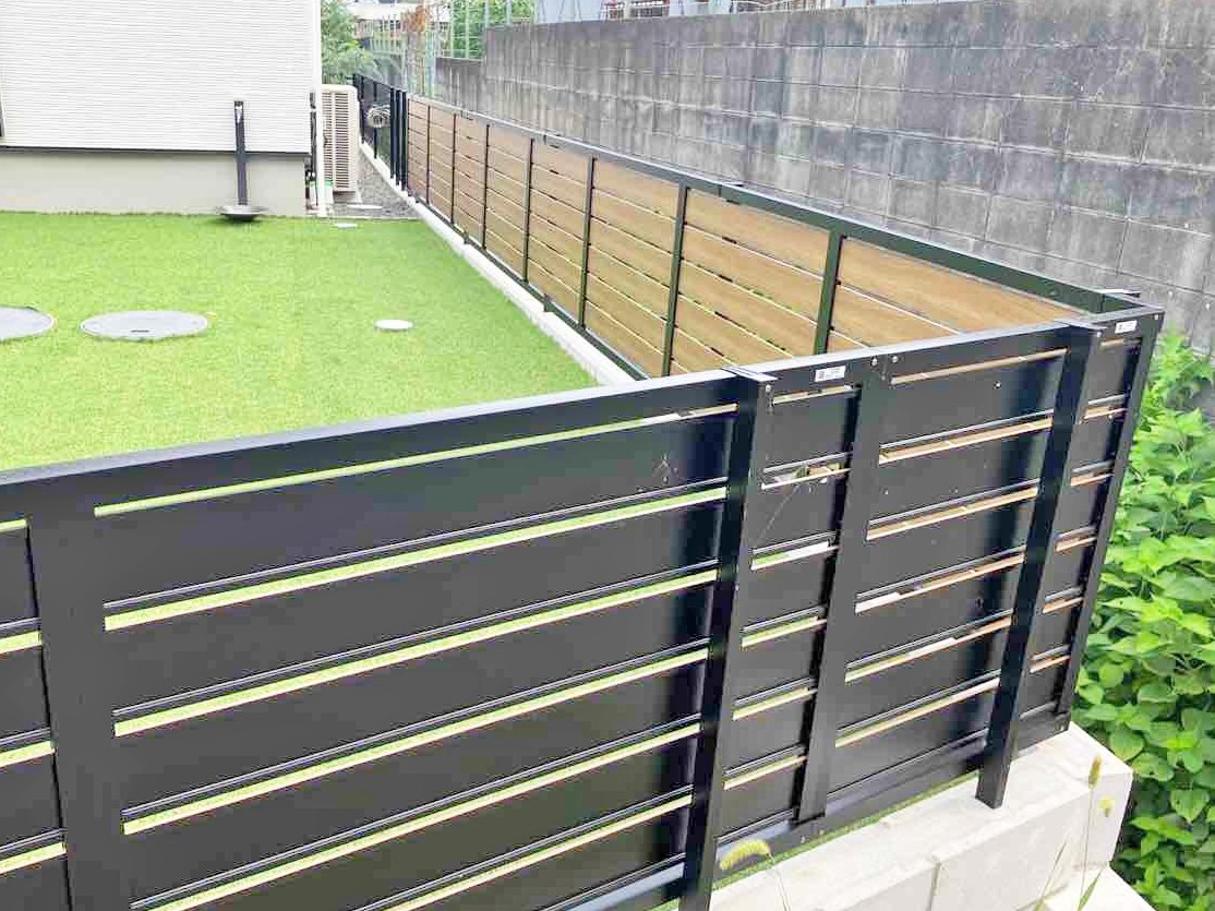 木製調フェンスAB 片面 施工例 木製調フェンスAB 片面 施工例