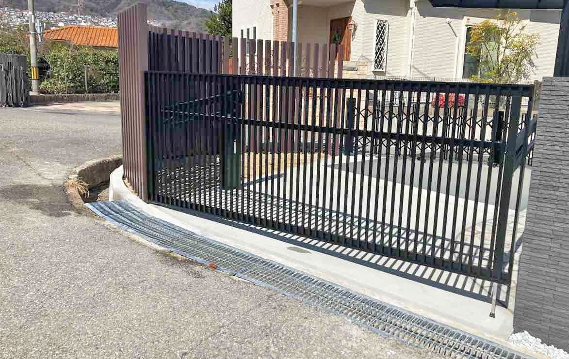 オーバードア 傾斜地 施工例 オーバードア 傾斜地 施工例