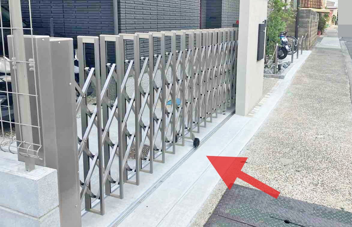 伸縮門扉　レールタイプ　施工例