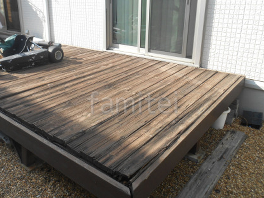 ひび割れたウッドデッキ