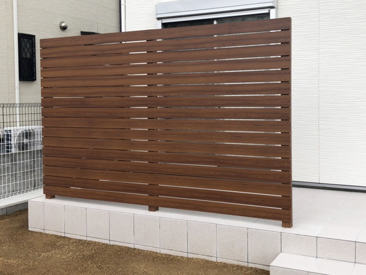 オリジナル 目隠しフェンス 木調色 施工例 オリジナル 目隠しフェンス 木調色 施工例