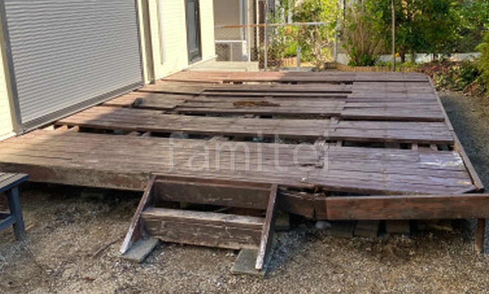 腐食した天然木デッキ