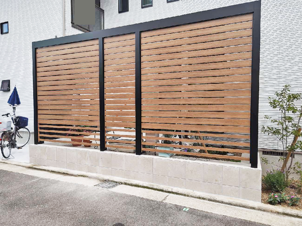 目隠しフェンス塀 LIXIL 木製調プラスGスクリーン.JPG 目隠しフェンス塀 LIXIL 木製調プラスGスクリーン.JPG