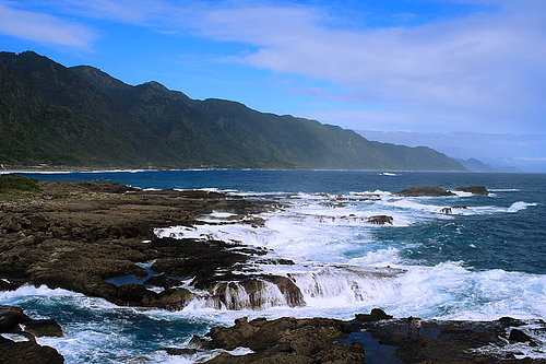 花蓮東海岸一日遊景點介紹 東海岸玉石 蕃薯寮 石梯坪 牛山 月洞 長虹橋 台灣黃頁詢價平台