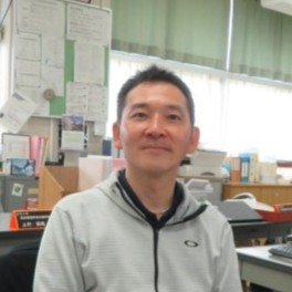 スポーツ部顧問の杉山教諭の写真です。