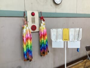 いただいた千羽鶴は体育館に飾ってあります。