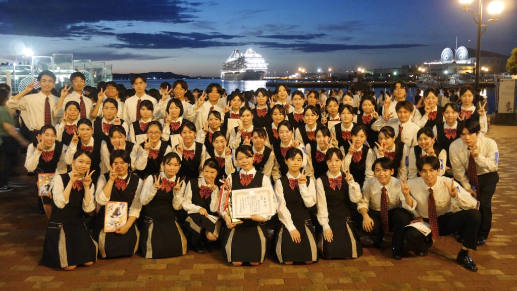 第７０回吹奏楽コンクール　金賞　龍谷高等学校　吹奏楽部　表彰式後に海辺での記念写真