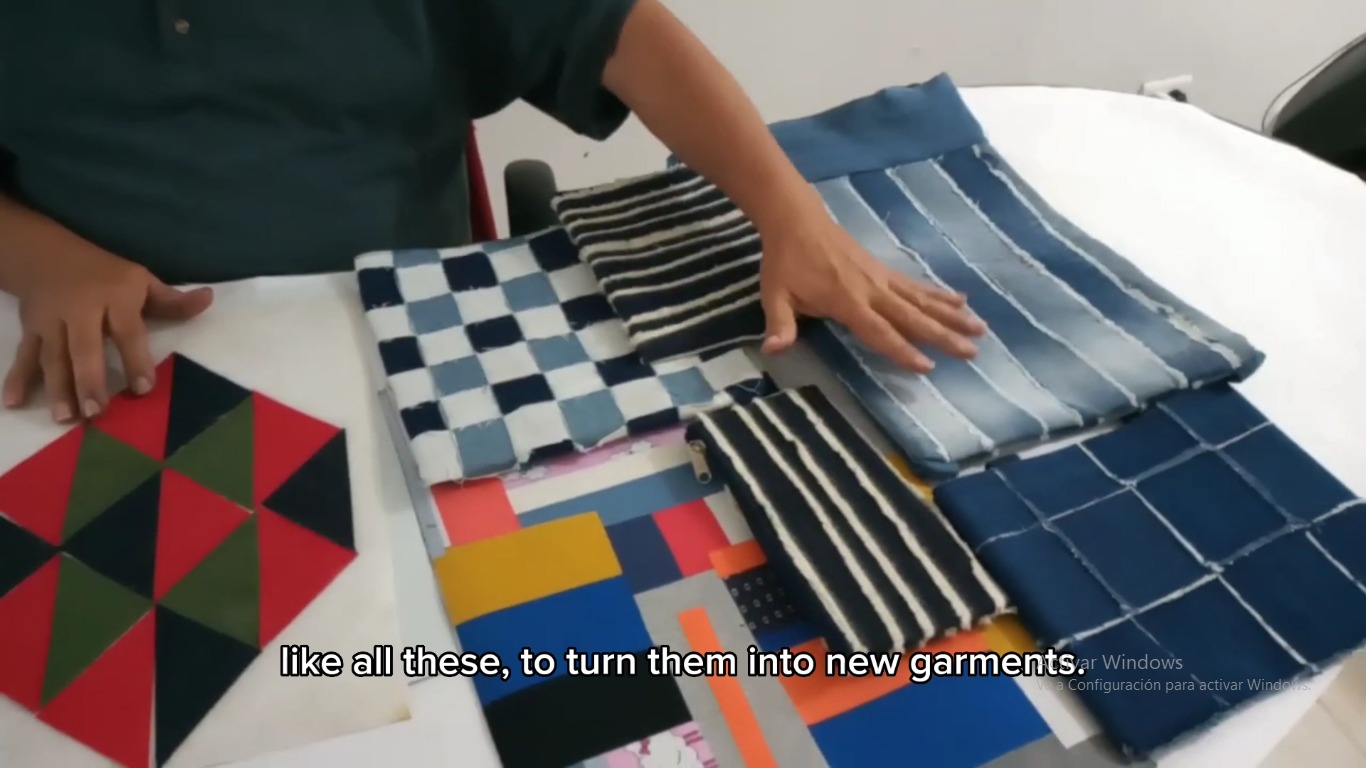 Proceso artesanal para transformar residuos textiles y de marroquineria.