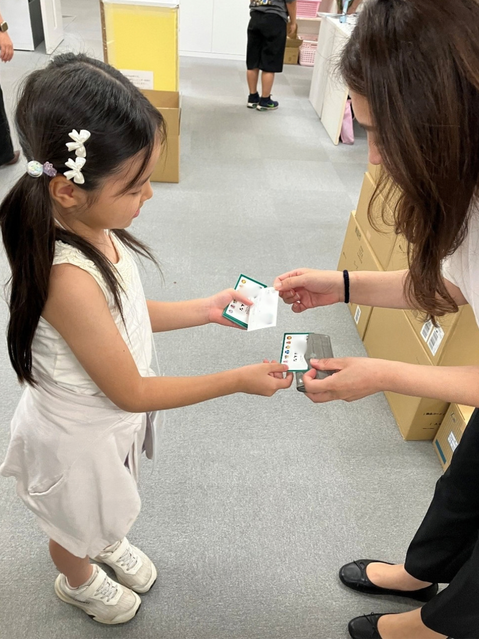 子どもたちが名刺交換をする様子の写真