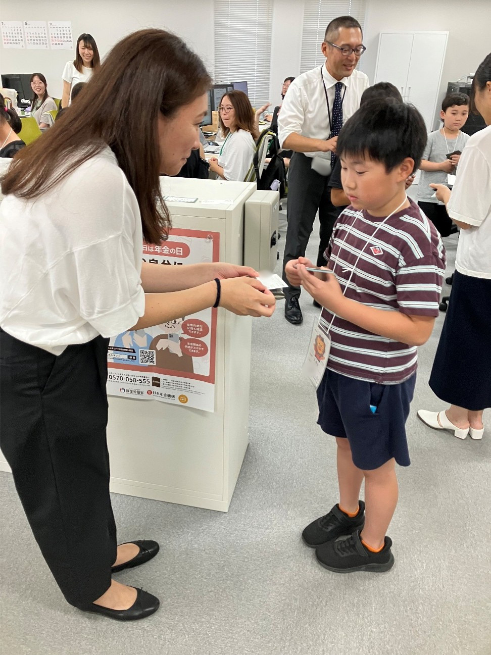 子どもたちが名刺交換をする様子の写真2