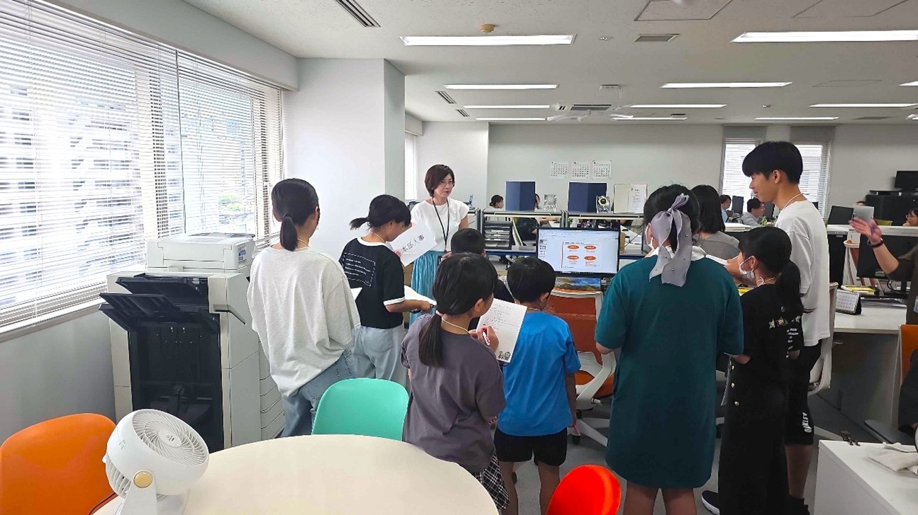 オフィスツアーをする子どもたちの写真
