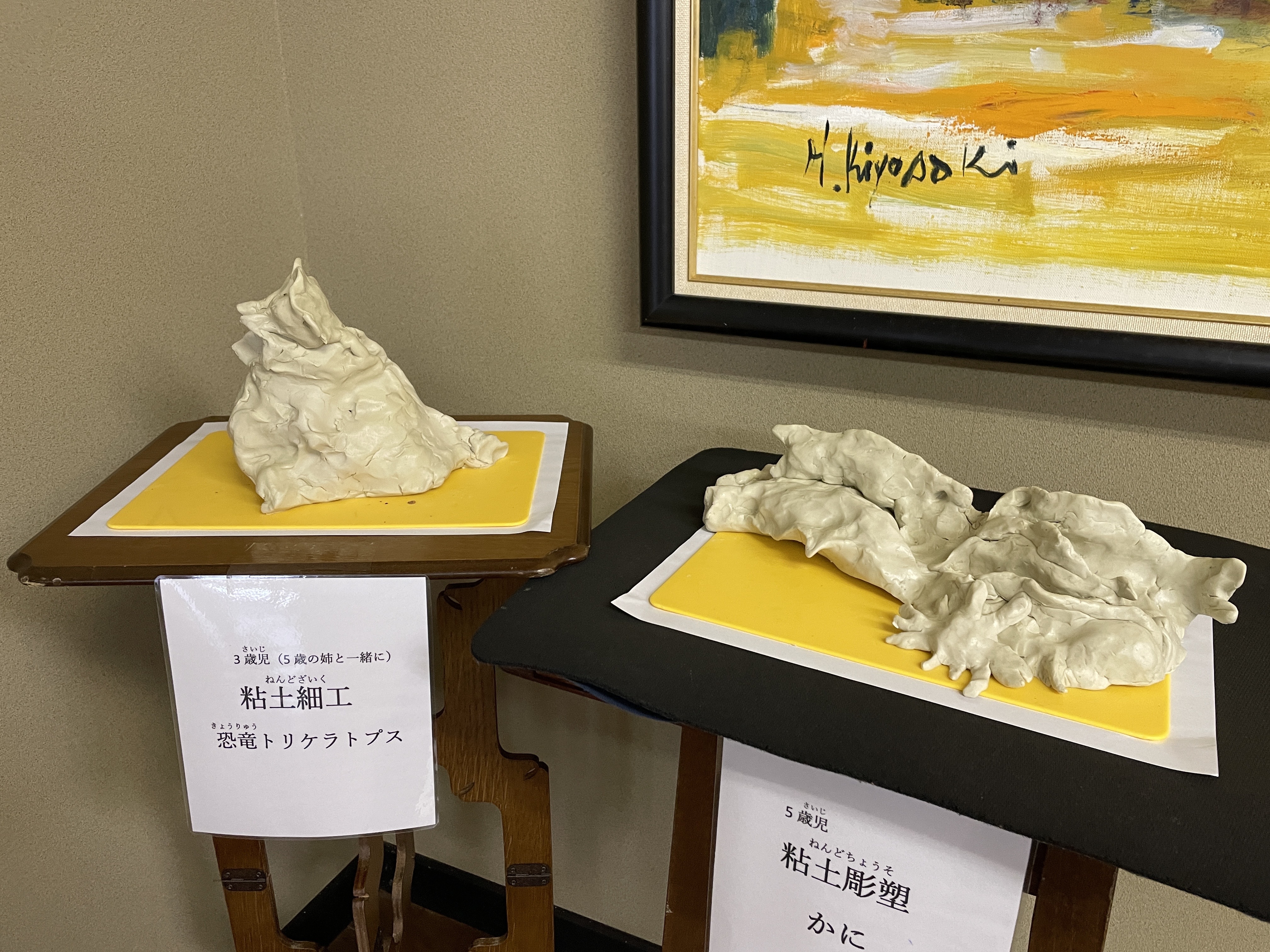 アトリエに子どもたちの作品が展示される様子