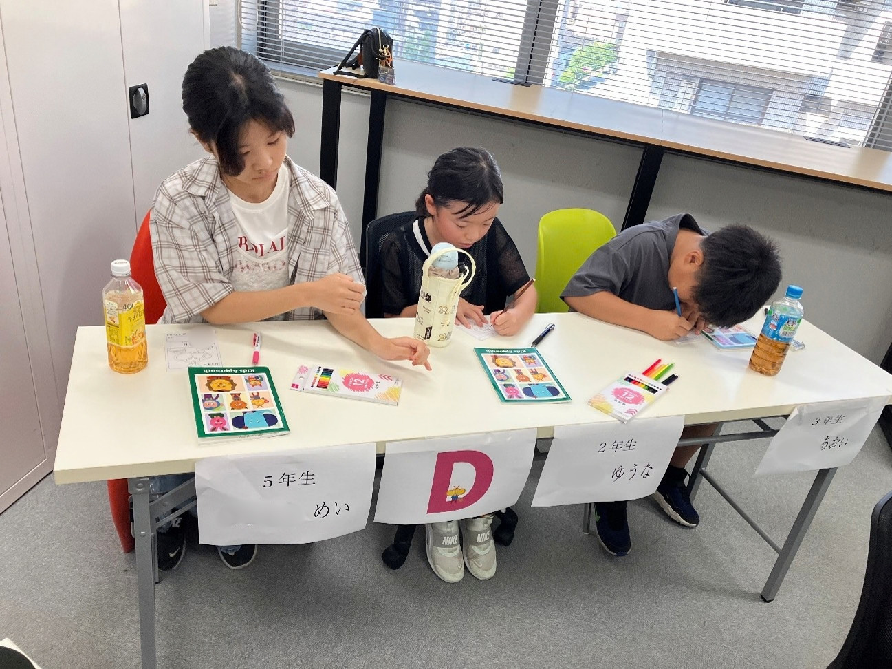 子どもたちの入館証・なふだづくりの様子の写真