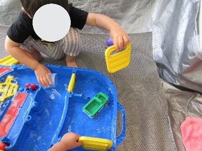 ウォーターテーブルで遊ぶ様子