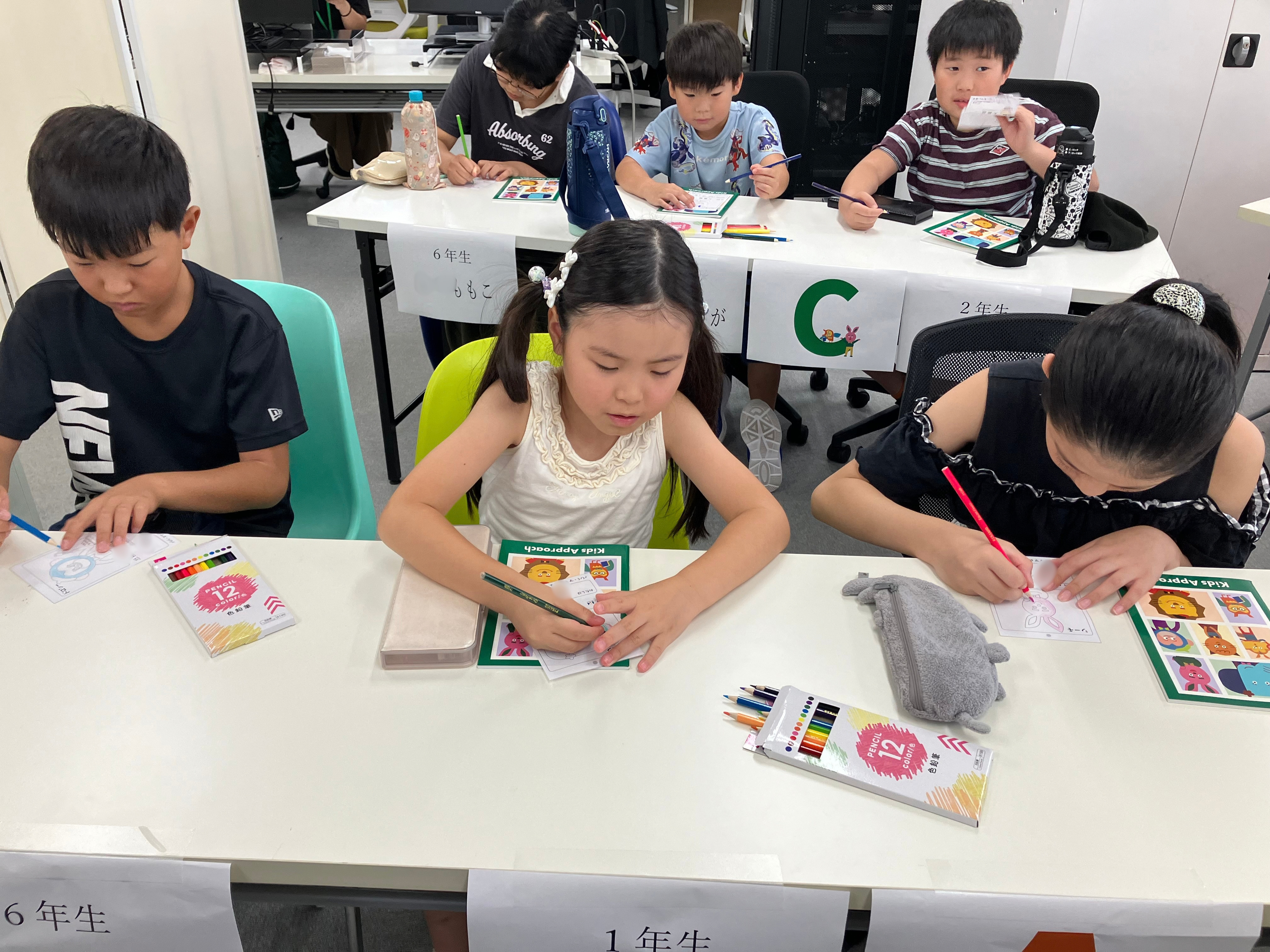 こどもたちの入館証・名札づくりの様子の写真2