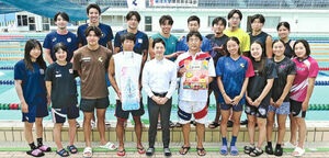 福島市長が東洋大水泳部を激励　福島市中央市民プールで強化合宿　桃と梨と水贈る