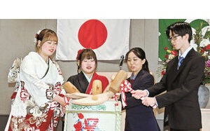 双葉町復興へ思い新た　はたちを祝う会　鏡開き、抱負発表