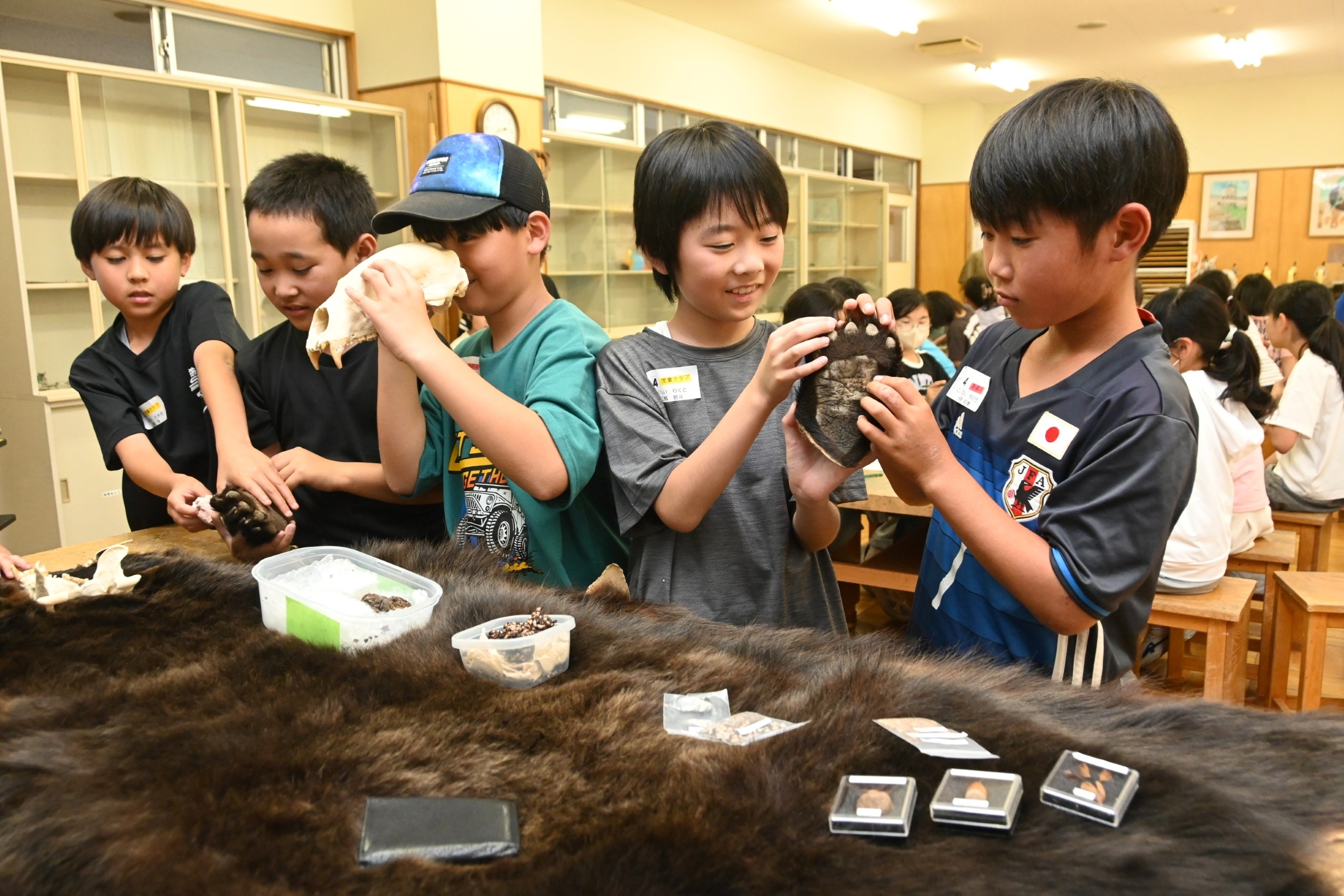 猪苗代小児童　熊対策を学ぶ　放課後教室