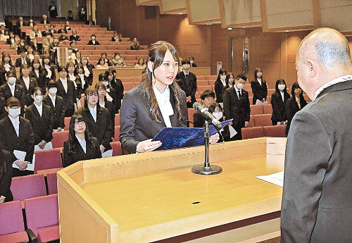 桜の聖母短大で入学式