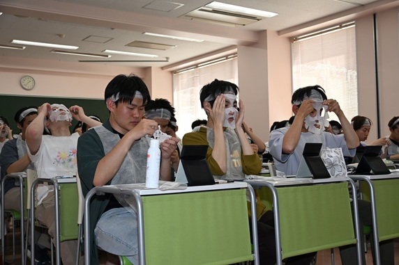 学生が身だしなみ学ぶ　資生堂就活セミナー