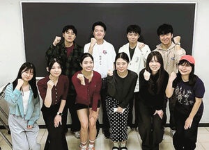 神田外語大で探究授業「福島学」始まる　日英版新聞や動画　作製　民報社協力