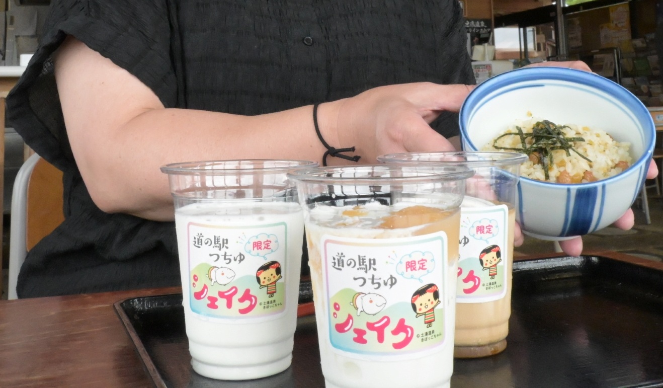 道の駅つちゆに新商品　「県産モモ使用シェイク」と「おららの発酵ごはん」暑い季節　食べて乗り越えて
