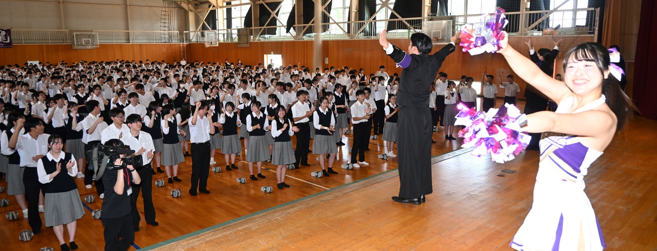 白河高生と大学生交流　８月１１日　「復興プロジェクト」前に　応援団とチア　演技でエール