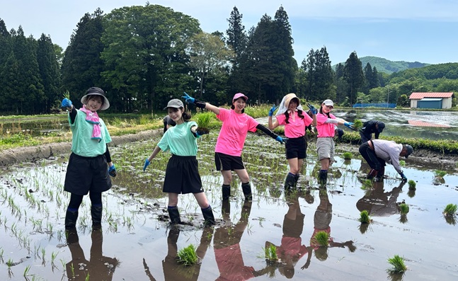 福島美少女図鑑メンバー　田村市で「ひとめぼれ」田植え