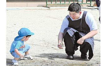 男性の子育て参加、育休取得　管理職が重要性体感　福島市と東大のプロジェクト　こども園で遊び、昼食