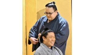 新十両丹治９勝６敗、一層の精進誓う　若隆元さん断髪式　１００人がはさみ