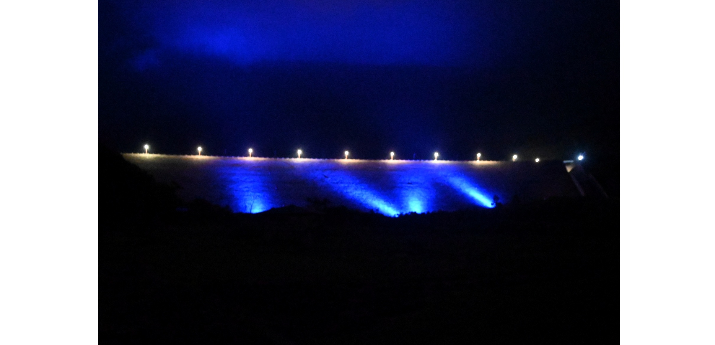 闇夜に浮かぶ摺上川ダム　余剰電力で７色にライトアップ　８月１６日までの金土日、祝日