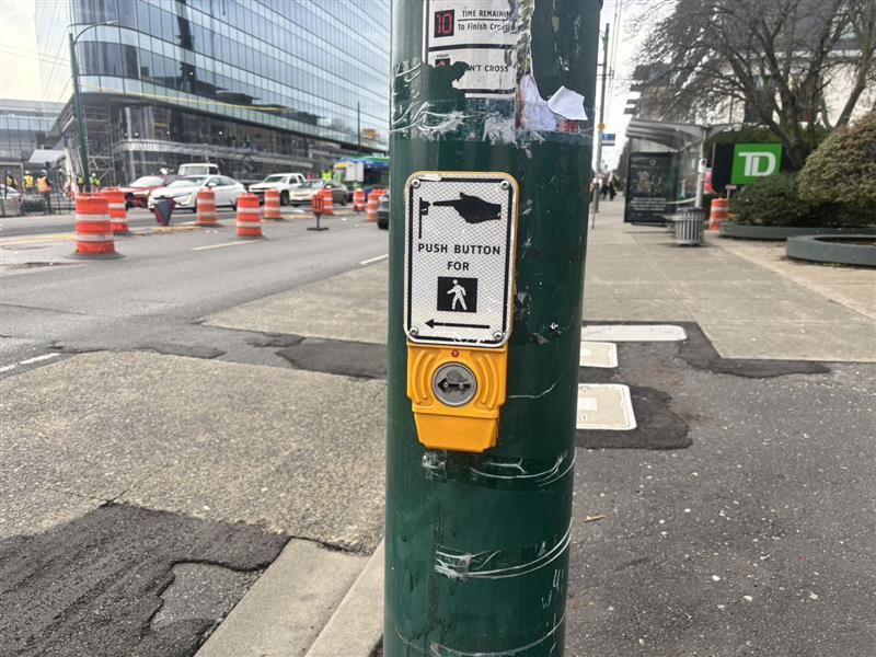 大学生のカナダ日記（９）　信号のボタン