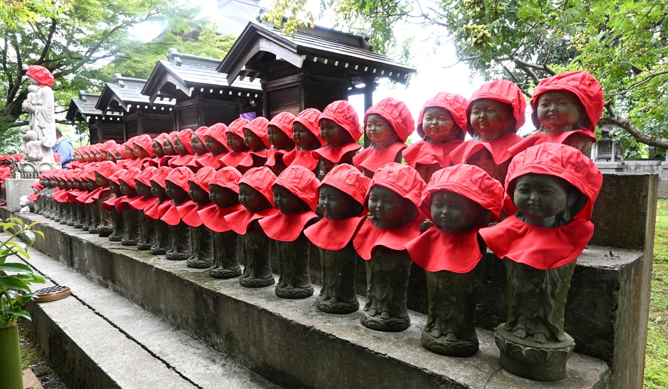 会津美里町・会津薬師寺「親子地蔵さんお召し替え」　１０８体の親子地蔵に赤い頭巾と前掛け