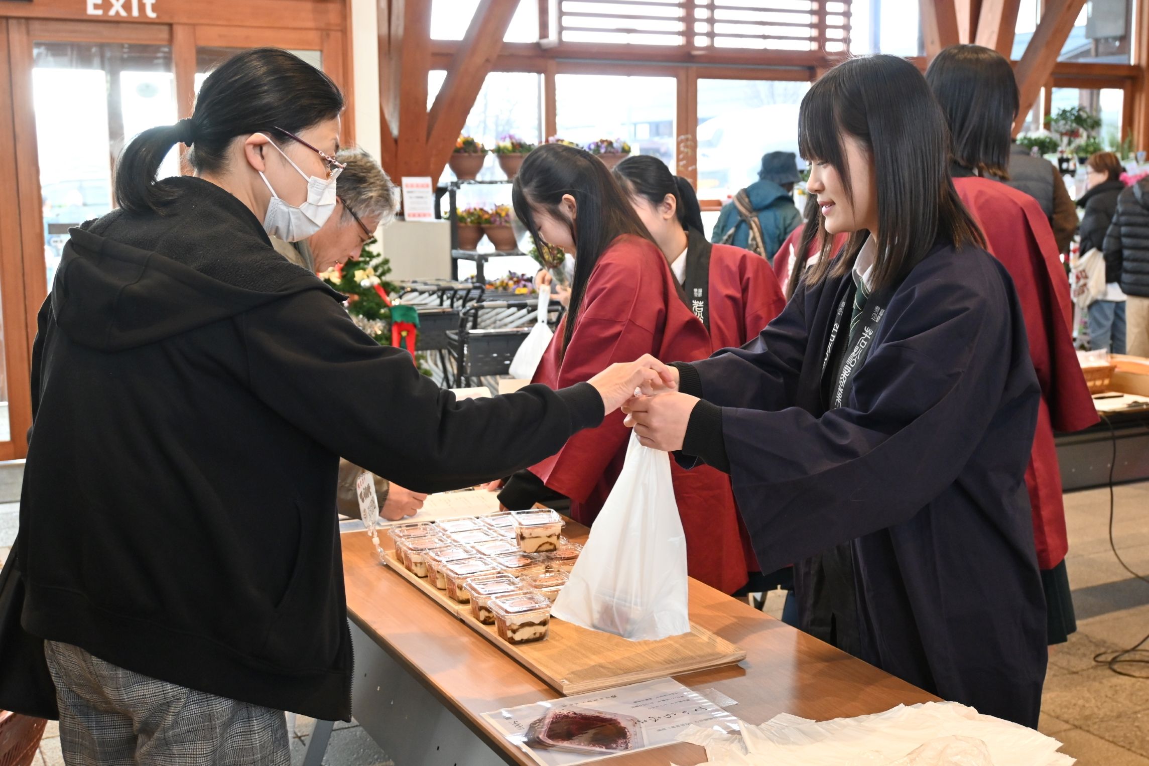 考案の３商品販売好評　若松商高生、太郎庵（坂下）と開発